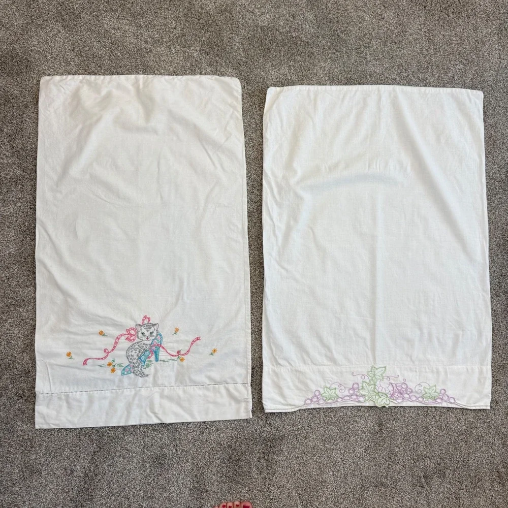 Vintage Hand Embroidered Pillowcase Set Kitten in Shoe Ivy Scalloped Edge White‎